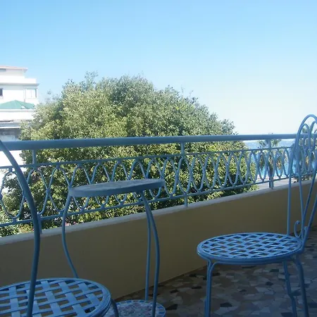 Henriiv Apartment *